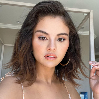 /media/53056/selena-gomez-how-to-apply-concealer-s.png